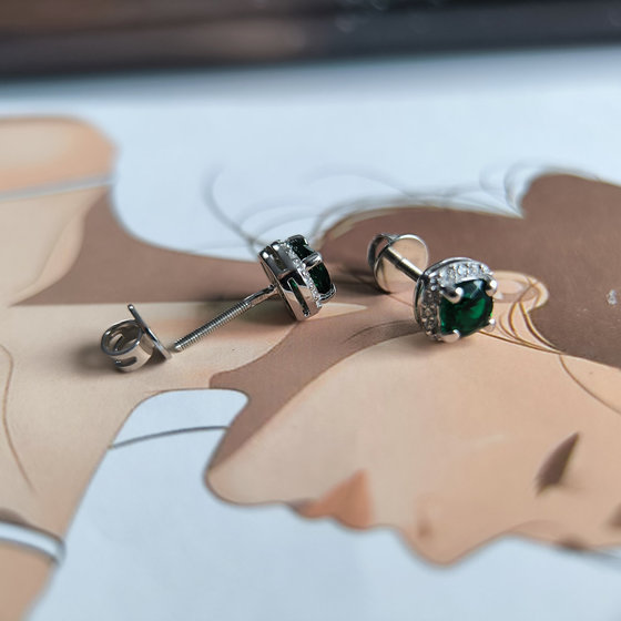 Серебряные серьги с изумрудом nano 1.43ct