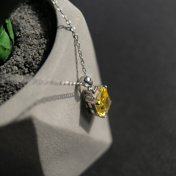 Серебряное колье с фианитами