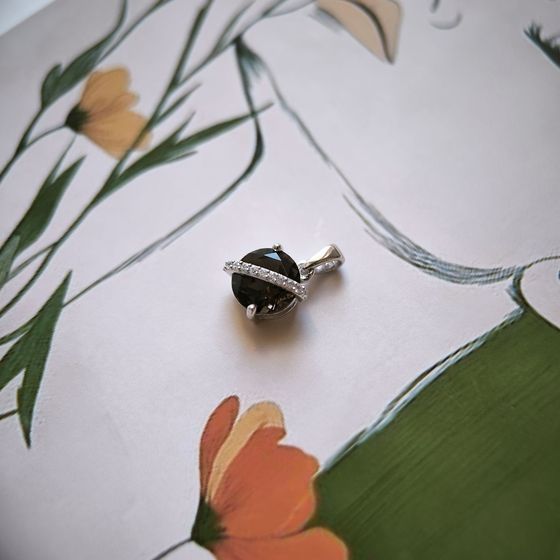 Серебряная подвеска с раухтопазом (дымчатым кварцем) 1.862ct, фианитами