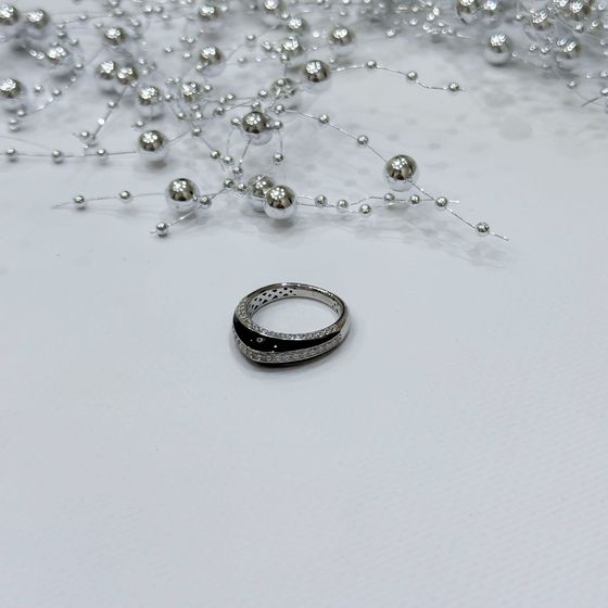 Серебряное кольцо с фианитами, емаллю