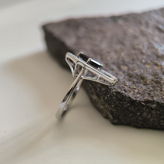Серебряное кольцо с раухтопазом (дымчатым кварцем) 1.347ct, фианитами
