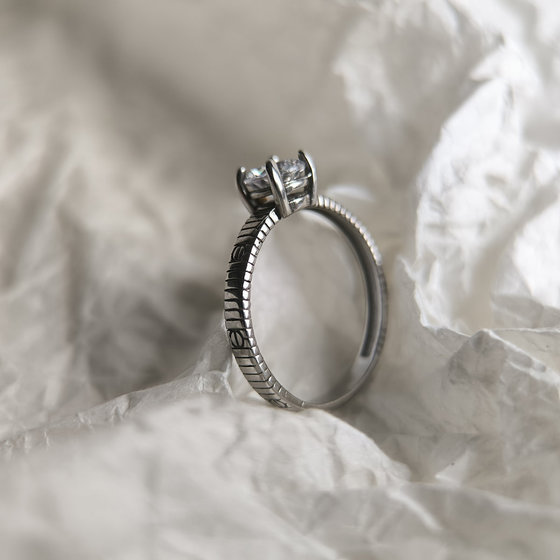 Серебряное кольцо с фианитами