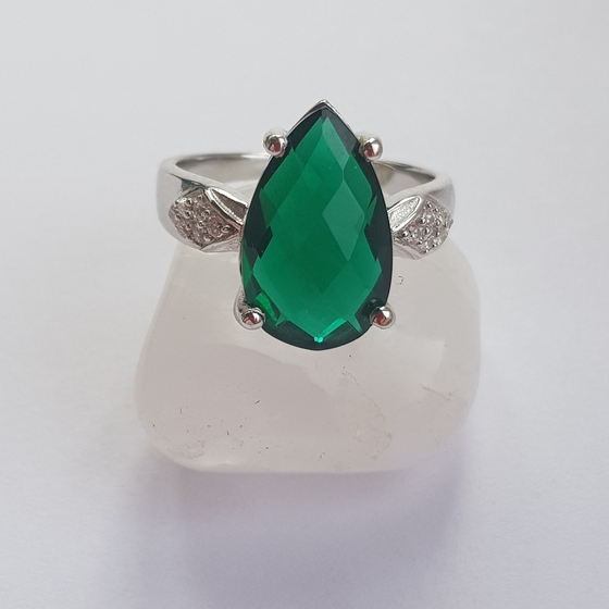 Серебряное кольцо с изумрудом nano