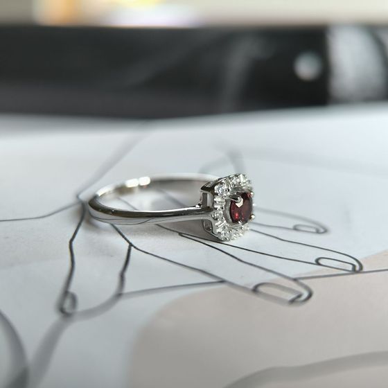 Серебряное кольцо с гранатом 0.464ct, фианитами