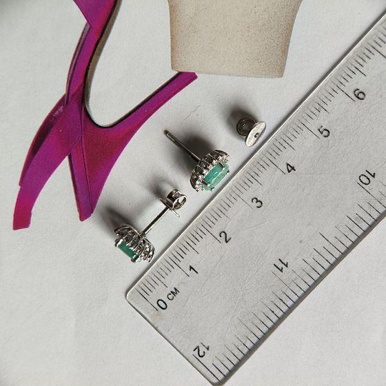 Серебряные серьги с изумрудом, фианитами