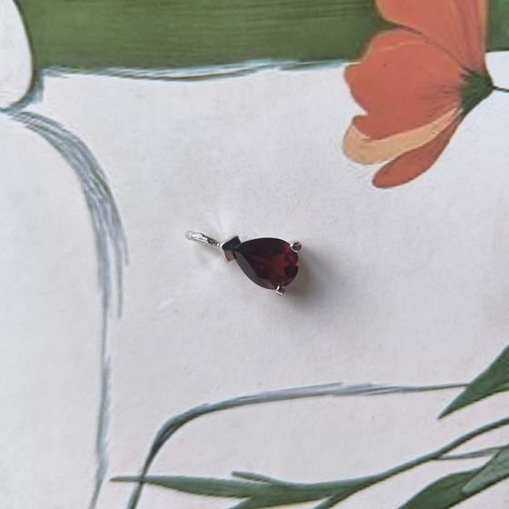 Серебряная подвеска с гранатом