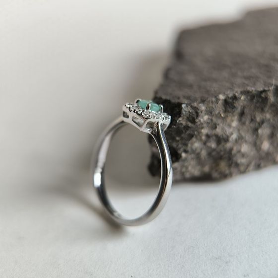 Серебряное кольцо с изумрудом 0.36ct, фианитами