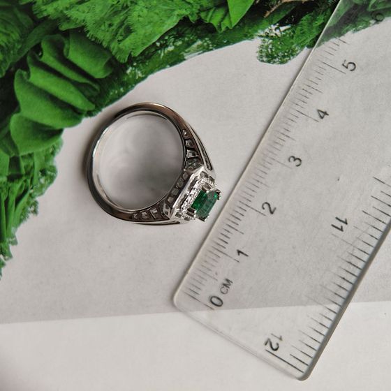 Серебряное кольцо с изумрудом nano