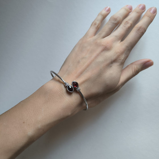 Серебряный браслет с гранатом 2.862ct, фианитами