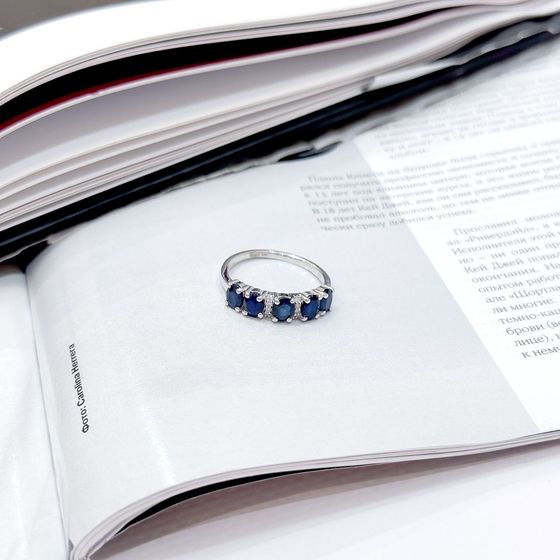 Серебряное кольцо с сапфиром 2.46ct, фианитами