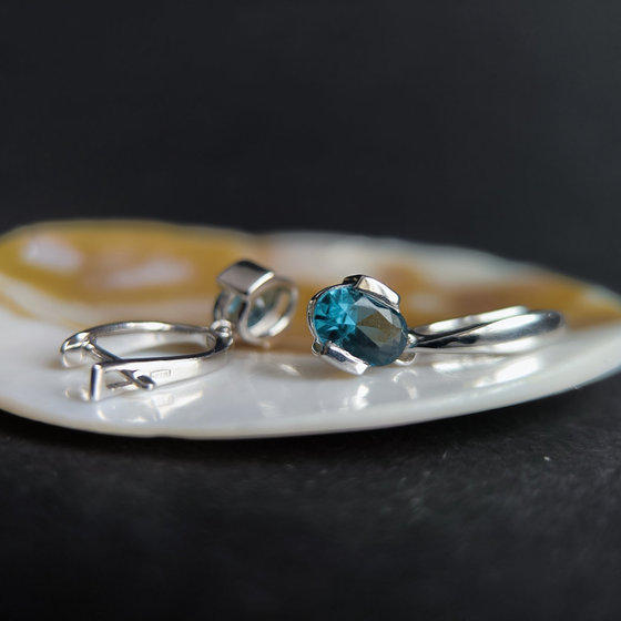 Серебряные серьги с топазом Лондон Блю 1.669ct