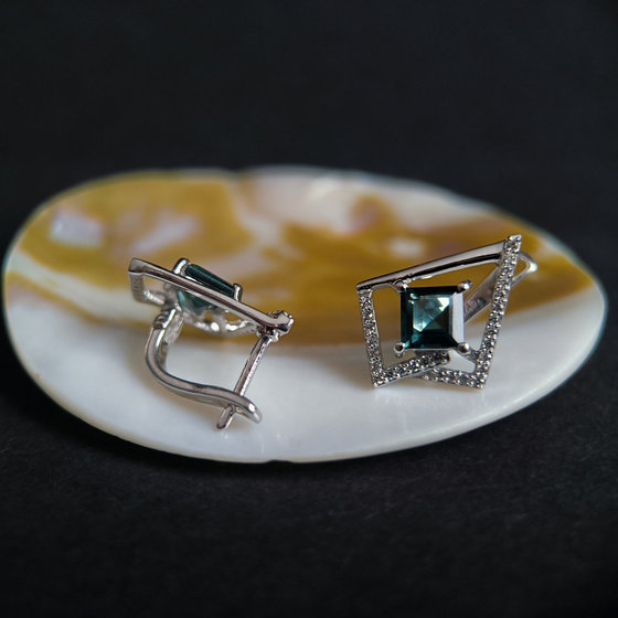 Серебряные серьги с топазом Лондон Блю 2.369ct, фианитами