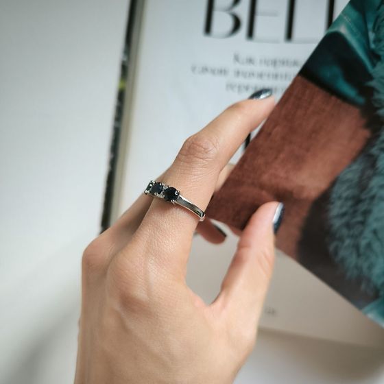 Серебряное кольцо с сапфиром 2.087ct, фианитами