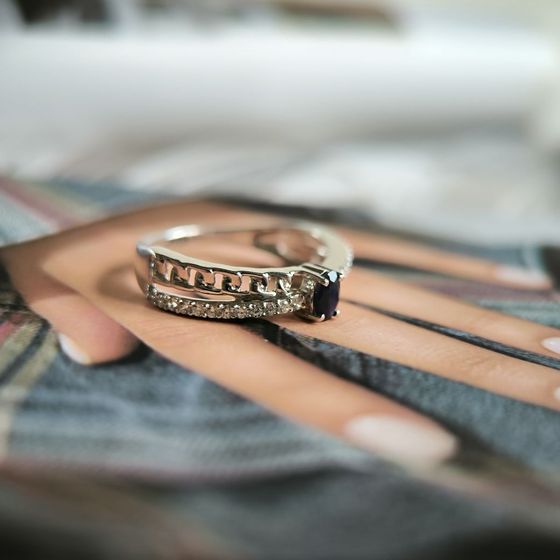 Серебряное кольцо с сапфиром 0.66ct, фианитами