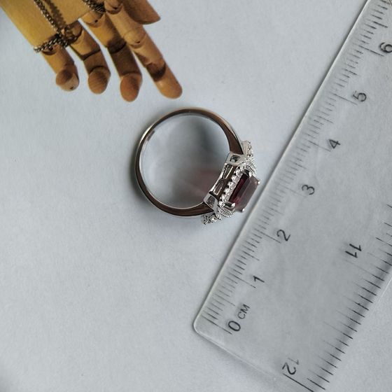Серебряное кольцо с гранатом nano 2.582ct, фианитами
