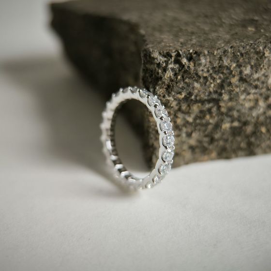 Серебряное кольцо с фианитами, емаллю