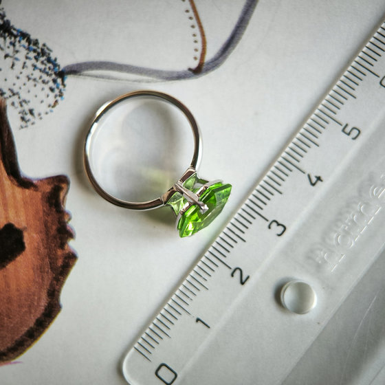 Серебряное кольцо с хризолітом 3.587ct