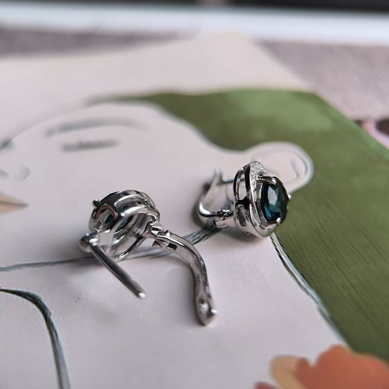 Серебряные серьги с топазом Лондон Блю 2.255ct, фианитами