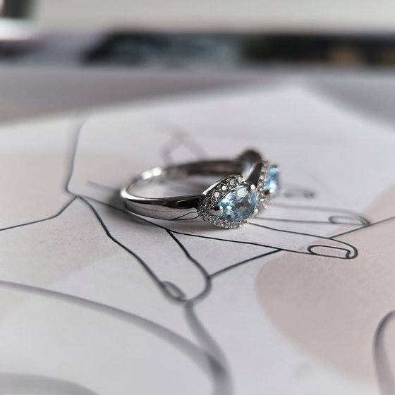 Серебряное кольцо с топазом 1.601ct, фианитами