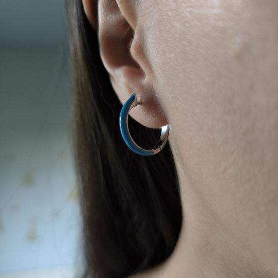 Серебряные серьги с фианитами, емаллю