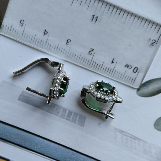 Серебряные серьги с изумрудом nano 2.802ct