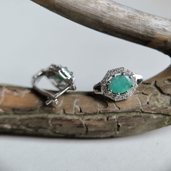 Серебряные серьги с изумрудом, фианитами