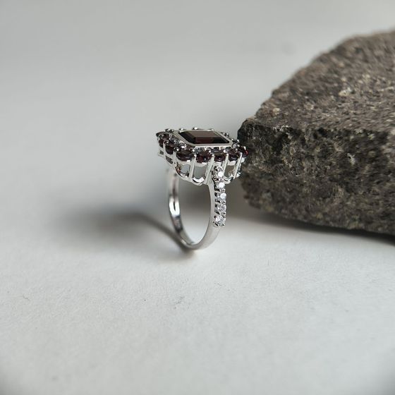 Серебряное кольцо с гранатом 5.492ct