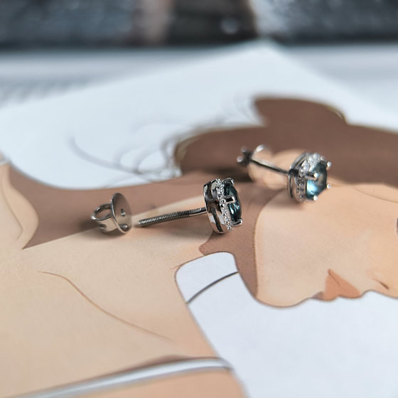 Серебряные серьги с топазом Лондон Блю 1.377ct, фианитами