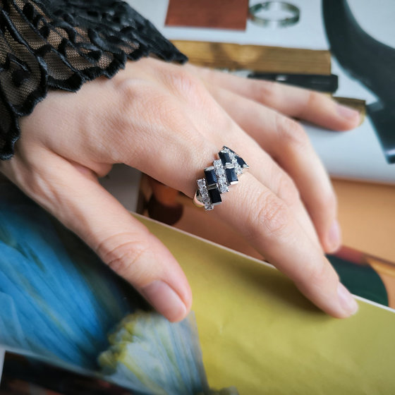 Серебряное кольцо с сапфиром 5.625ct, фианитами