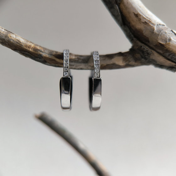 Серебряные серьги с емаллю, фианитами