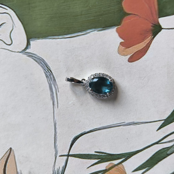 Серебряная подвеска с топазом Лондон Блю 1.031ct, фианитами