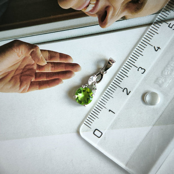 Серебряная подвеска с хризолітом 1.233ct, фианитами