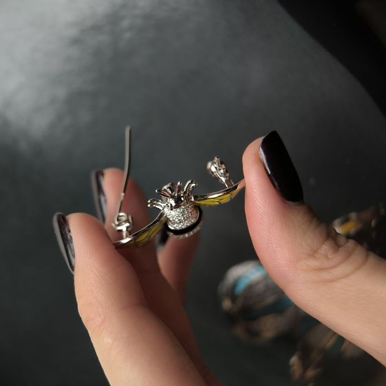 Серебряная брошка с емаллю, фианитами