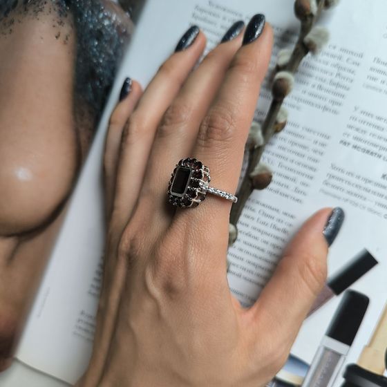 Серебряное кольцо с гранатом 5.492ct