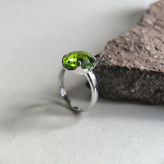 Серебряное кольцо с хризолітом