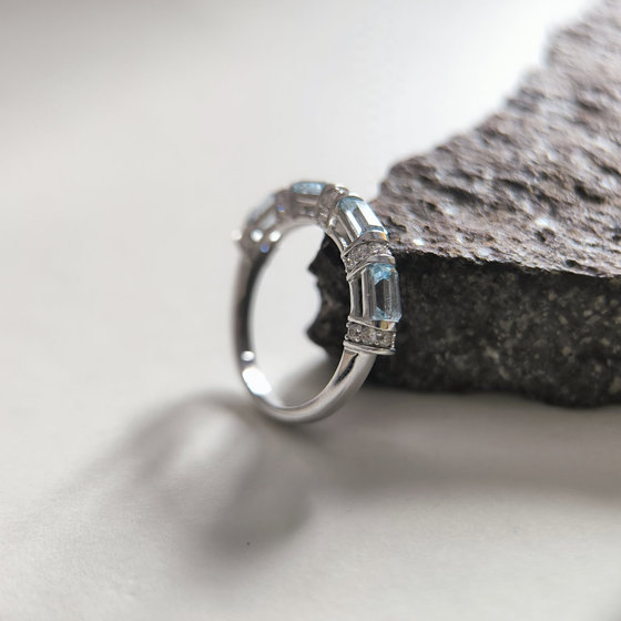 Серебряное кольцо с топазом 2.27ct, фианитами