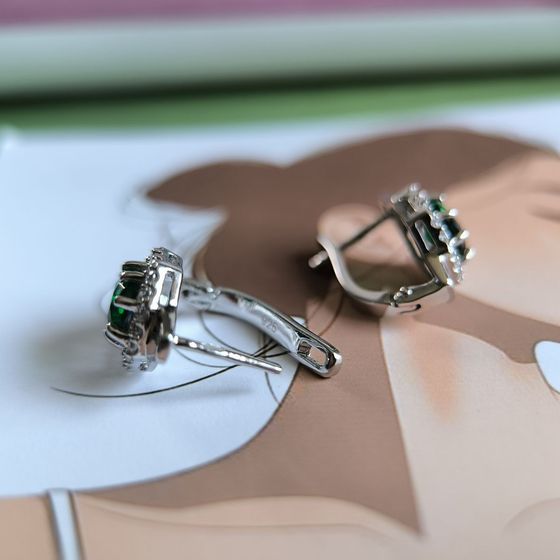 Серебряные серьги с изумрудом nano 2.802ct