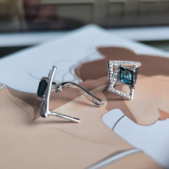 Серебряные серьги с топазом Лондон Блю 2.369ct, фианитами