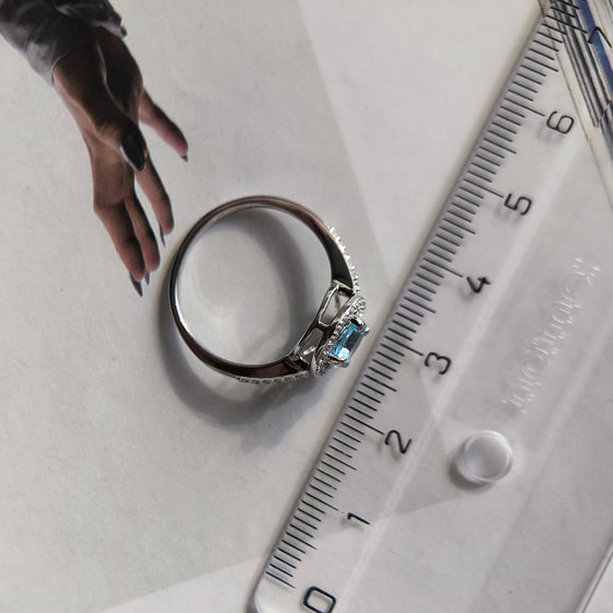 Серебряное кольцо с топазом 1.424ct, фианитами
