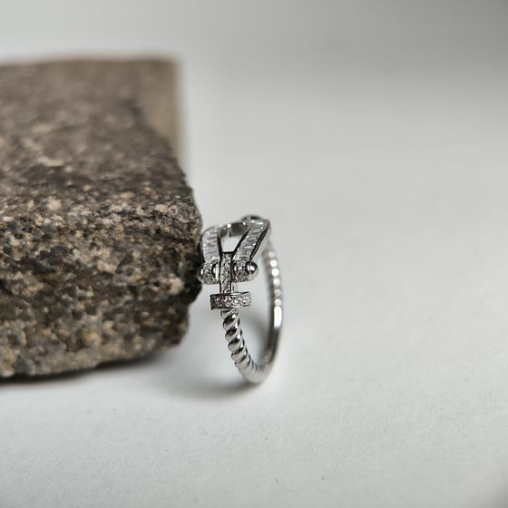 Серебряное кольцо с фианитами