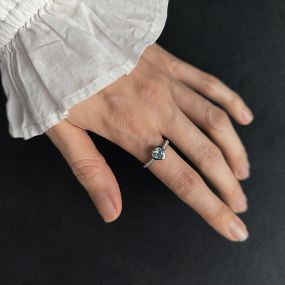 Серебряное кольцо с топазом 1.173ct, фианитами