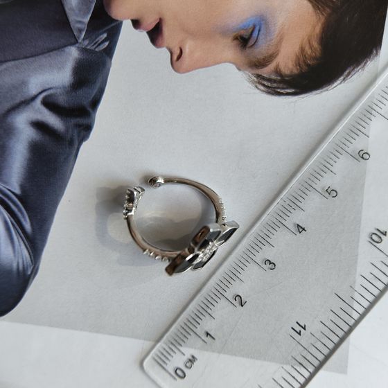 Серебряное кольцо с ониксом, фианитами