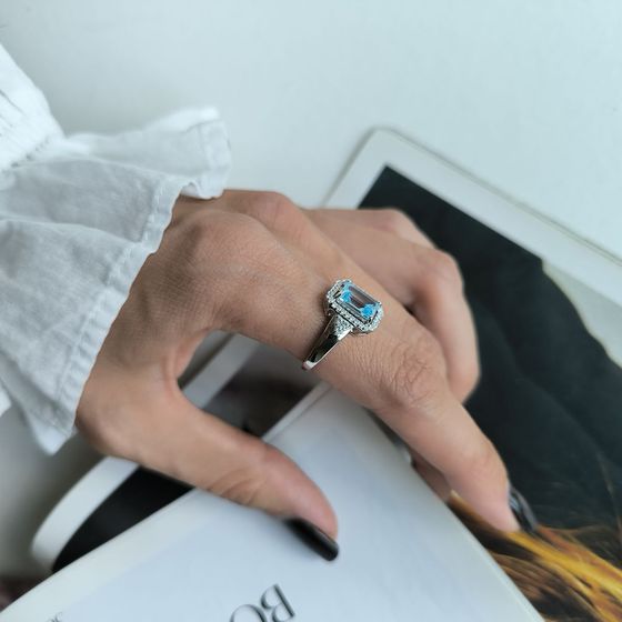 Серебряное кольцо с топазом 3.232ct