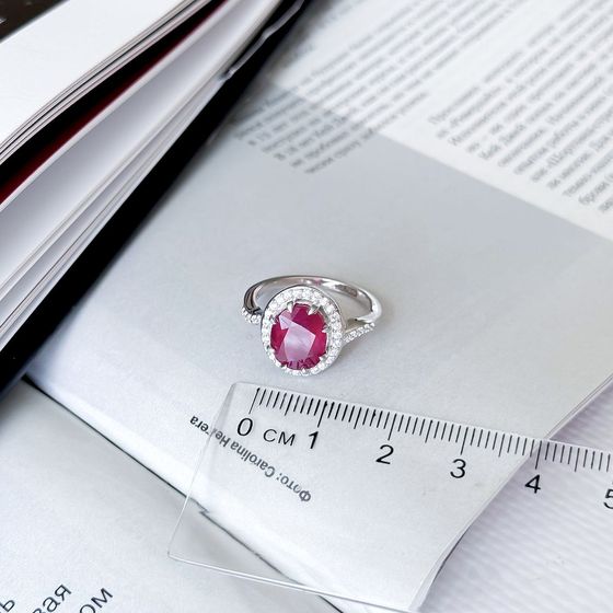 Серебряное кольцо с рубином 4.127ct, фианитами