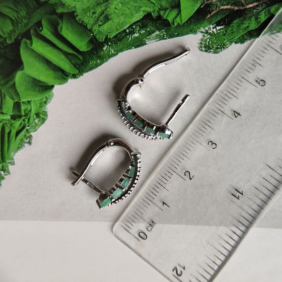 Серебряные серьги с изумрудом, фианитами