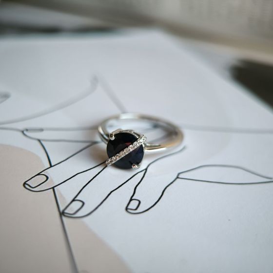 Серебряное кольцо с сапфиром 2.732ct, фианитами