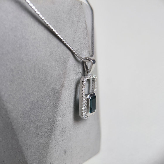 Серебряная подвеска с топазом Лондон Блю 1.18ct, фианитами