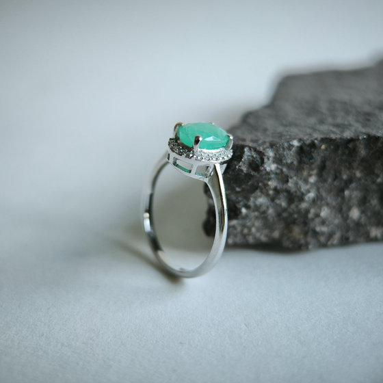 Серебряное кольцо с изумрудом 1.304ct