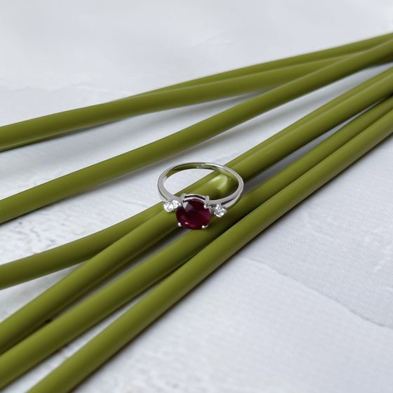 Серебряное кольцо с рубином 2.882ct, фианитами