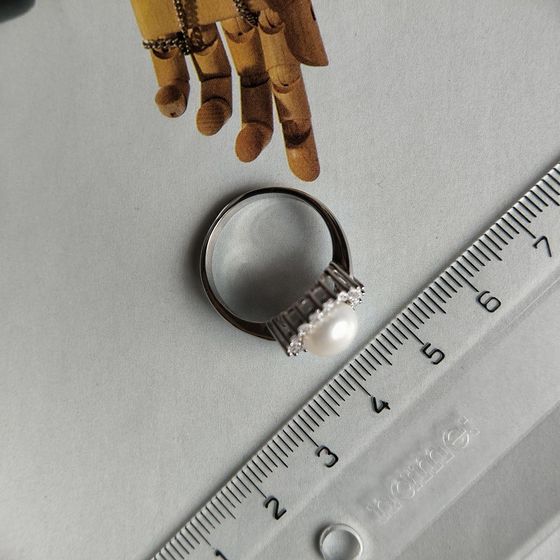 Серебряное кольцо с жемчугом, фианитами